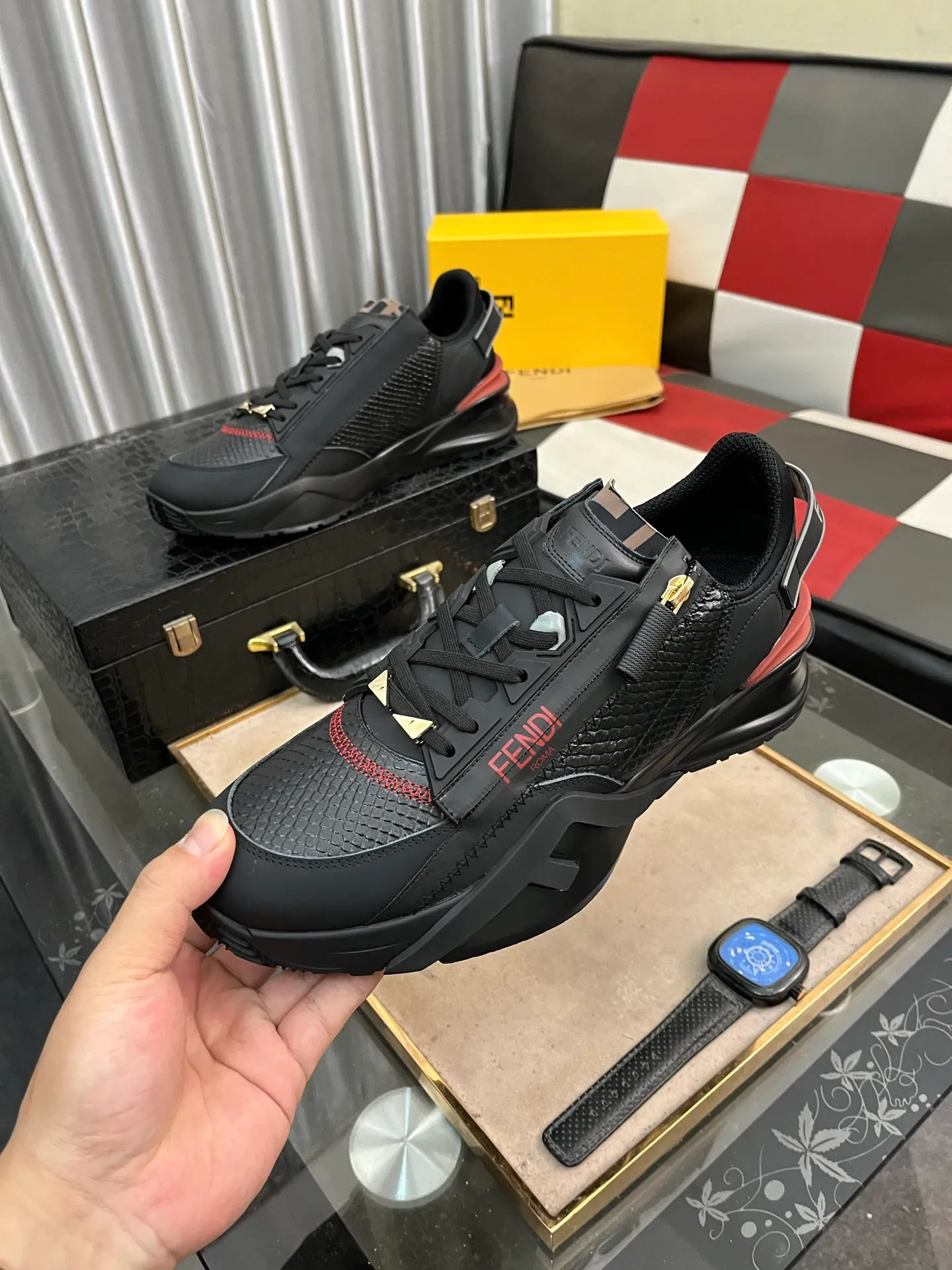 Men's Men's Shoes💰540⌚️⌚️【FENDI】FENDI high-tops are classic and comfortable for men. This complex sneaker is made of soft calfskin➕genuine leather lining➕original ultra-light rubber material with rough outsole. This unique and thin style is suitable for the casual and refined sensibility of this season. It is comfortable and natural on the feet. It is an everyday style for casual travel in autumn and winter! 38−444️⃣colors available
